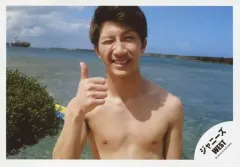 【中古】生写真(ジャニーズ) ジャニーズWEST/濱田崇裕/横型・バストアップ・裸・右手親指たて・右目閉じ・背景海/16春 藤井流星・濱田崇裕 グアムオフショット/公式生写真