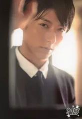 【中古】生写真(男性) 谷佳樹/バストアップ・衣装黒・白・右向き・右手上げ・ロゴ「VB」/「谷佳樹 ビジュアルボーイ 限定ブロマイド」セブンイレブン ブロマイドプリント