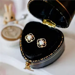 A614【オパール⭐】ピアス　四ツ葉　フラワー　キラキラ　上品　シンプル　K18YG　ゴールド　お洒落　ギフト　プレゼント　お祝い　冠婚葬祭　小ぷり　華奢　人気デザイン　金属アレルギー対応　きれいめ　誕生日　エレガント　華奢　CZジルコニア