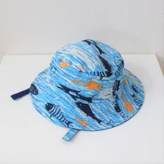 パタゴニア キッズ リバーシブル ハット ブルー系の魚柄 裏は無地のネイビー （w-0420627）
