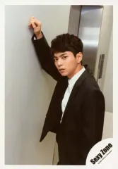 【中古】生写真(ジャニーズ) Sexy Zone/佐藤勝利/上半身・衣装黒・右手上げ・左手下・左向き/「Sexy Zone POP×STEP!? TOUR 2020」グッズオフショット/公式生写真