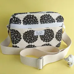 ショルダーバッグ　白地に黒の小花柄