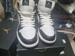 NIKE(ナイキ) エアジョーダン 1 ミッド グリーングロー 270