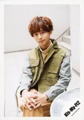 【中古】生写真(ジャニーズ) Kis-My-Ft2/藤ケ谷太輔/膝上・座り・衣装茶・緑・グレー・両手組み・足組み・背景白/「Kis-My-Ft2 LIVE TOUR 2018 YOU＆ME Extra Yummy!!」グッズオフショット/公式生写真 