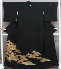 【一輝堂】【着物】黒留袖 五つ紋 比翼仕立 作家物 落款入り 金駒刺繍 松・楓文 身丈約161.5cm　裄丈約65.5cm 25z04-2139