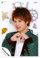 【中古】生写真(ジャニーズ) Hey! Say! JUMP/岡本圭人/バストアップ・衣装緑・チェック柄・黒・白・両手でハート・目線左・口開け・背景白/Hey! Say! JUMP COUNTDOWN LIVE 2015-2016 JUMPing CARniva