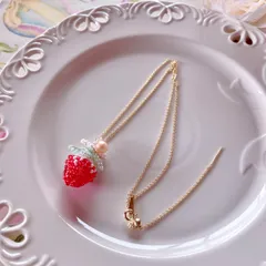 ビーズ刺繍と淡水パールのイチゴのネックレス～苺 いちご 果物 大ぶり 赤 レッド