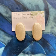 247.オーバルホワイトシワ加工　上品イヤリング又はピアス