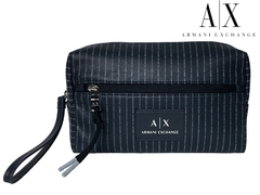 アルマーニ エクスチェンジ クラッチバッグ ARMANI EXCHANGE 958455 CC825 00335 BLUE ビッグロゴプレート付き ネイビー系地 ロゴライン柄 セカンドバッグ クラッチバッグ ビューティーケース ポーチ