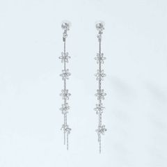 フラワーモチーフロングドロップイヤリング パーティアクセサリー  ゴールドイヤリング  シルバーイヤリング　カラーバリエーション：２種類