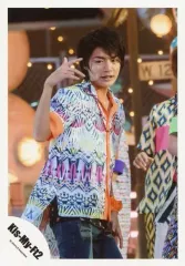 【中古】生写真(ジャニーズ) Kis-My-Ft2/横尾渉/膝上・衣装白・青・ピンク・オレンジ・体右向き・右手上げ・目線左・口開け/「Sha la la☆Summer Time」PV＆ジャケ写撮影/公式生写真