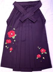 806s レディース袴　袴　濃い紫色　椿刺繍　ポリエステル　Sサイズ　状態の良いリユース
