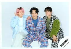 【中古】生写真(ジャニーズ) Snow Man/岩本照・向井康二・佐久間大介/横型・膝上/Snow Man 「ポートレートシリーズ」オリジナルフォト/公式生写真