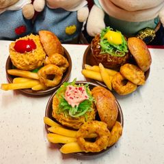 524 チキンカツバーガーセット　⭐️ミニチュアフード　ドールハウス　リカちゃん　シルバニア　樹脂粘土　ねんどろいど　ブライス　オビツ　フィギュア　ミニチュア　フェイクフード
