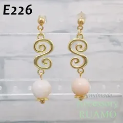 E226　ピアス/イヤリング　天然石ピンクオパール　くるくるチャーム　10月誕生石