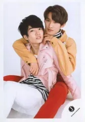 【中古】生写真(ジャニーズ) ジャニーズJr./西畑大吾・向井康二/膝上・座り・衣装ピンクオレンジ・向井の足の間に西畑座る/「関西ジャニーズJr. 春休みスペシャルShow 2018」グッズ撮影オフショット/公式生写真