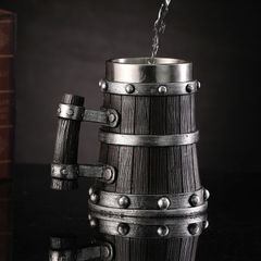 ビール ジョッキ グラス 樽 木樽型 ステンレス 600mL ブラック<br><br>【海賊 バレルビールジョッキ おもしろ ジョーク ギャグ マンガ グラス コップ お酒 ジュース 雑貨 家飲み 飲み会 忘年会 大容量】