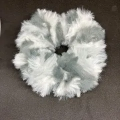 冬に着けたい💖ふわふわシュシュ【白×グレー】