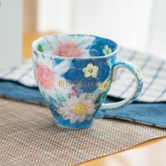 日本製ゆずりは工房　青彩輪花  マグ　 花柄 おしゃれ かわいい カフェ 喫茶店   陶器 瀬戸焼 和食器 手描き 海外プレゼント 贈り物 ギフト 母の日 敬老の日 誕生日