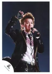 【中古】生写真(ジャニーズ) 嵐/大野智/ライブフォト・膝上・衣装黒・シャツ白・左手マイク・右手上げ/公式生写真