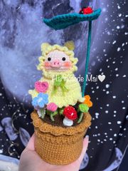 カッパを着てるブタちゃん　鉢植　編み物