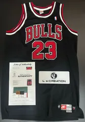 マイケル・ジョーダン | シカゴ・ブルズ直筆サイン入りユニフォーム  