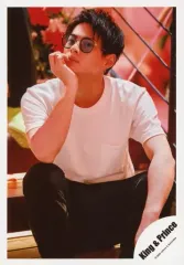 【中古】生写真(ジャニーズ) King ＆ Prince/平野紫耀/膝上・座り・衣装白.黒・右手顎・サングラス/アルバム「L＆」MV＆ジャケ写オフショット/公式生写真