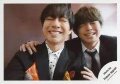【中古】生写真(ジャニーズ) Travis Japan/中村海人・吉澤閑也/横型・バストアップ・衣装白・黒・赤・目閉じ・歯見せ・背景茶色/「ジャニーズJr.8・8祭り～東京ドームから始まる～」セルフィー/公式生写真