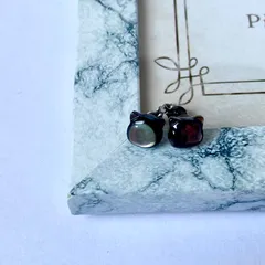 『幸運を呼ぶ黒猫』　ブラックシェル（黒蝶貝）　アレルギー対応チタンポストピアス