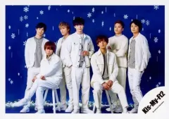 【中古】生写真(ジャニーズ) Kis-My-Ft2/集合(7人)/横型・全身・衣装白・グレー・玉森右手ポケット・北山足組み・背景青/「Kis-My-Ft2 LIVE TOUR 2018 YOU＆ME Extra Yummy!!」グッズオフショット/公式生写真 