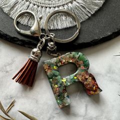 Safari green☆レジンイニシャルキーホルダー　R