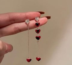 ピアス ハ－ト レッド 赤 大人可愛い 揺れる 高級感 可愛い レディース アシンメトリー チェーンピアス 小ぶり ミニ エレガント フェミニン デート 韓国  プレゼント ギフト パーティー 二次会 お呼ばれ お出かけ ゴールド ロングピアス