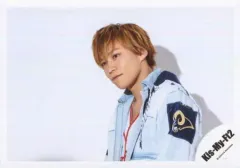 【中古】生写真(ジャニーズ) Kis-My-Ft2/千賀健永/横型・バストアップ・衣装水色・体左向き/アルバム「Yummy!!」ジャケ写撮影オフショット/公式生写真