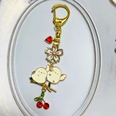 ハンドメイド　桜&チェリーと仲良し羽ばたきシマエナガ〈キーホルダー〉