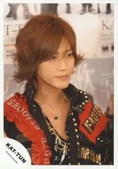 【中古】生写真(ジャニーズ) KAT-TUN/赤西仁/バストアップ・衣装赤と黒・目線左・背景ポスター/公式生写真