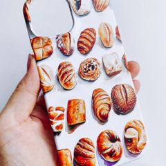 【iPhone15ケース】こんがり焼けたパンのスマホケース