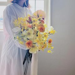 ビタミンカラーのナチュラルクラッチ　黄色　ウェディングブーケ　ブートニア付き　アーティフィシャルフラワー　コスモス　パンジー　オンシジューム　チューリップ