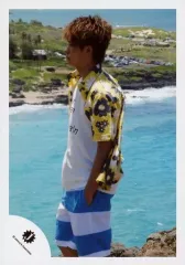 【中古】生写真(ジャニーズ) Mr.King vs Mr.Prince/岸優太/膝上・衣装白黄青・左手ポケット・体左向き・海/公式生写真