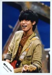 【中古】生写真(ジャニーズ) 関ジャニ∞/錦戸亮/バストアップ・衣装緑カーキ・ギター・左向き・背景青/公式生写真