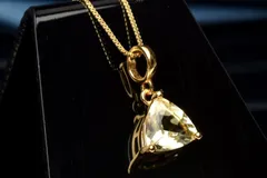 シルバー925◇宝石質 リビアングラス　8x8mm　トライアングル ペンダントトップ 1個売り パワーストーン 天然石 _PRG2266-2