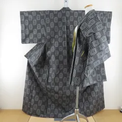 紬 着物 大島紬 アンサンブル 羽織付 幾何学模様 袷 バチ衿 灰色ｘ黒色 正絹 カジュアル 仕立て上がり 身丈164cm