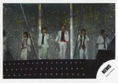 【中古】生写真(ジャニーズ) NEWS/集合(5人)/ライブフォト・横型・全身・衣装白・黒・左手マイク・背景グレー/公式生写真