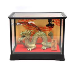 玉獅子　金色の獅子と玉の置物（ガラスケース入り） 玉獅子 金色の獅子と玉の置物（ガラスケース入り） - メルカリ