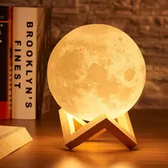 【在庫セール】3Dムーンナイトライト 月ランプ（直径8cm）ボタン電池式 シンプルインテリア、読書ライト、ベッドサイドランプ、おもちゃ