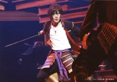 【中古】生写真(男性) 牧島輝(大倶利伽羅)/ライブフォト・横型・膝上・手前キャスト・右手刀・キャラクターショット/「ミュージカル『刀剣乱舞』 ～三百年の子守唄～」舞台ブロマイド 刀剣男士(戦闘ver.)