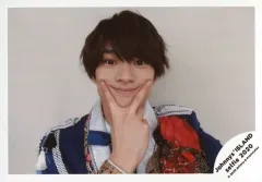 【中古】生写真(ジャニーズ) 美 少年/浮所飛貴/横型・バストアップ・衣装青・白・赤・右手ピース・口閉じ・背景白/Johnnys’ ISLAND セルフィー 2020/公式生写真