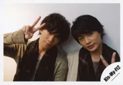 【中古】生写真(ジャニーズ) Kis-My-Ft2/千賀健永・横尾渉/横型・上半身・衣装グレー・ベージュ・チェック柄・ピース・背景白/Kis-My-Ft2 2014 Concert Tour 「Kis-My-Journey」パンフレット＆グッズ撮影オフショット