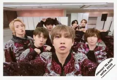 【中古】生写真(ジャニーズ) Travis Japan/集合(7人)/横型・バストアップ・衣装黒・紫・両手グー・口すぼめ・センター中村/Johnnys’ ISLAND セルフィー 2020/公式生写真