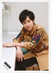 【中古】生写真(ジャニーズ) 嵐/二宮和也/膝上・座り・衣装茶・腕交差・左手テーブル・前のめり・鏡・背景白/「Are You Happy?」ジャケ写撮影＆「Don’t You Get It」PV撮影/公式生写真