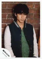 【中古】生写真(ジャニーズ) 関ジャニ∞/錦戸亮/上半身・衣装黒・白・緑・両手下・口閉じ・背景レンガ/公式生写真